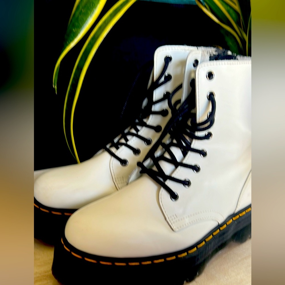 Dr. Martens Boots Jadon White
Like new condition